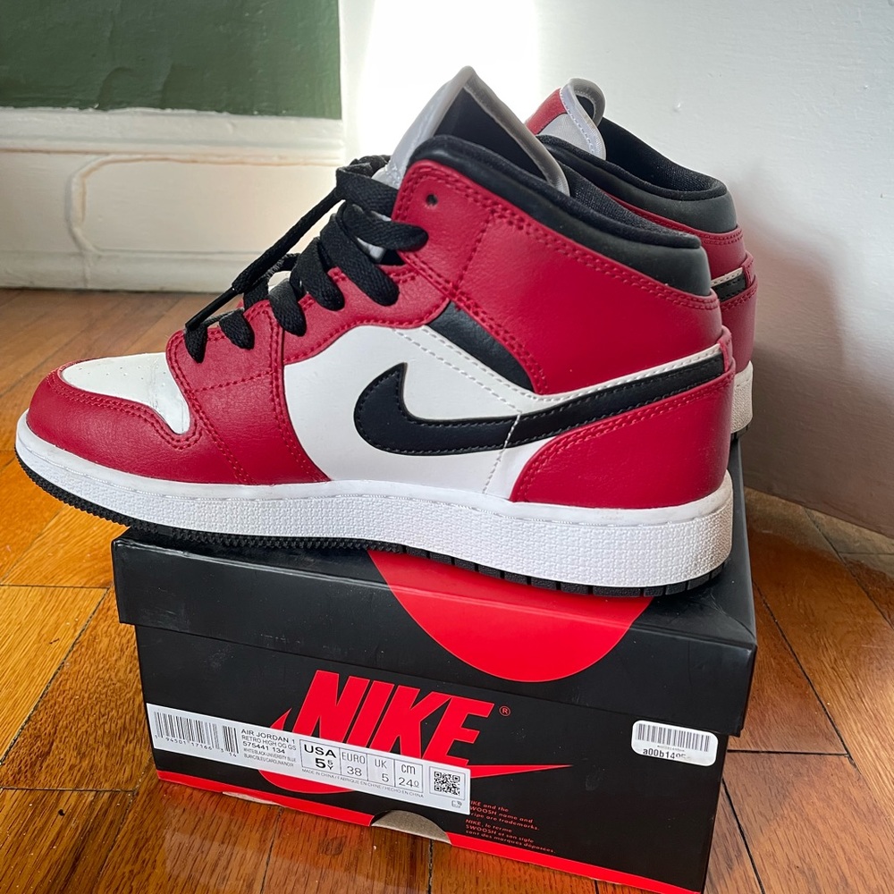 NIKE Jordan 1s Chicago 1s Mid.